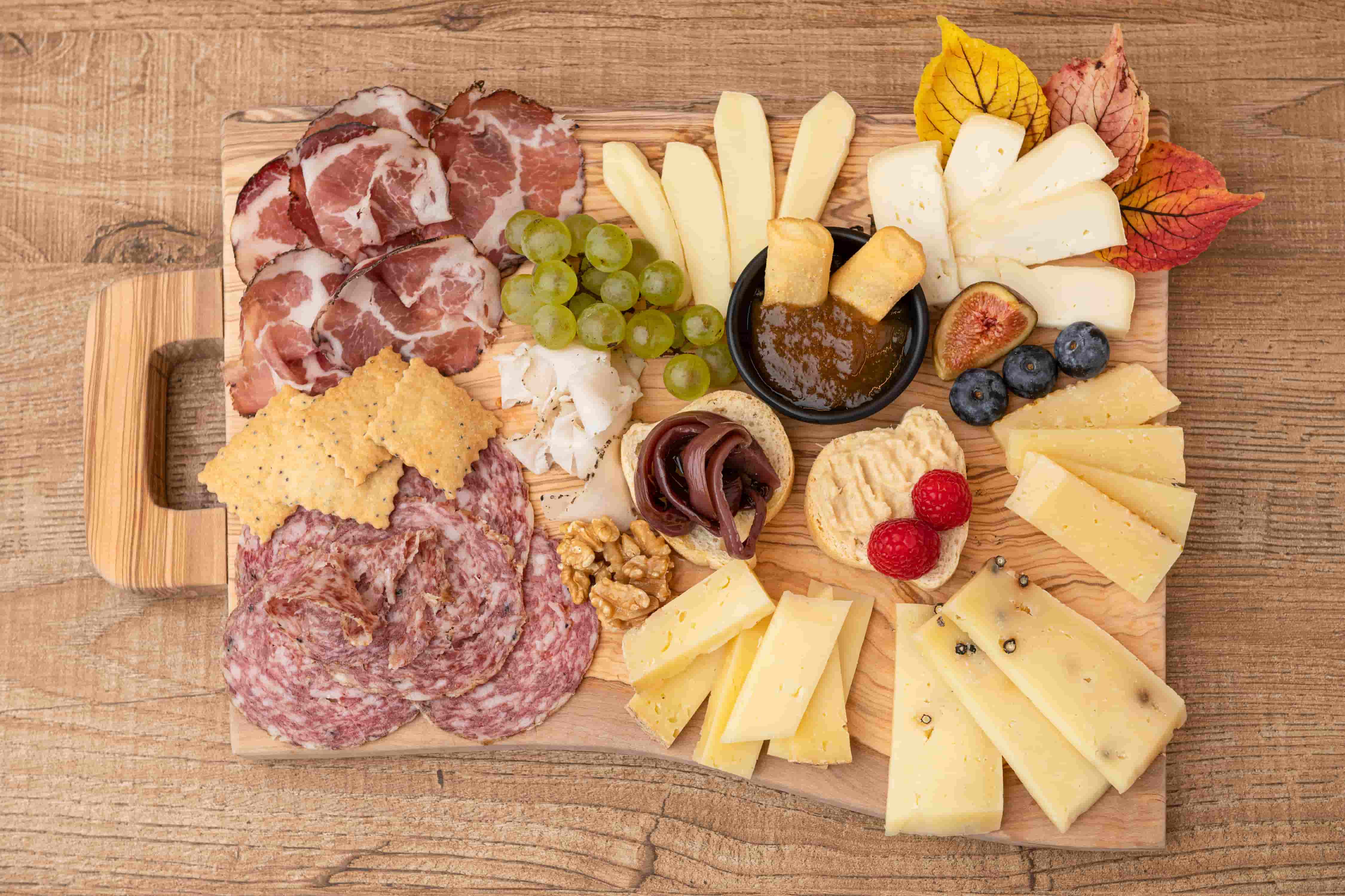 Tagliere con prodotti tipici locali